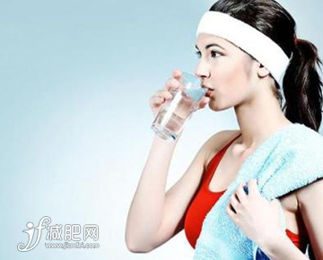 多喝水还能提高饱腹感帮助身体排除毒素