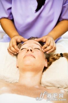 人,度假胜地,度假,室内,中间部分_145064822_Woman having scalp massage in spa_创意图片_Getty Images China