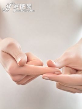 人,影棚拍摄,室内,20到24岁,手_109269219_Woman pinching finger, close-up_创意图片_Getty Images China