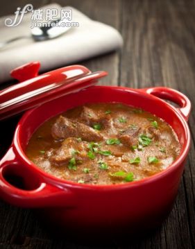 食品,肉,面包,晚餐,午餐_147503290_Goulash_创意图片_Getty Images China