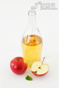 苹果,瓶子,饮食,水果,室内_gic11095261_A bottle of cider vinegar and fresh apples_创意图片_Getty Images China