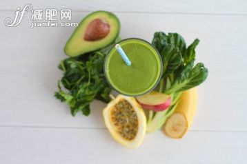 果汁,蔬菜,水果,香蕉,欧芹_558725969_Maracuya smoothie_创意图片_Getty Images China