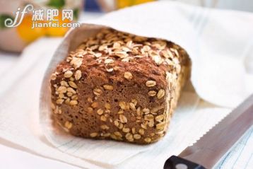 烘焙师,烘,主食,面包,面包刀_gic11084753_Wholemeal bread with rolled oats_创意图片_Getty Images China