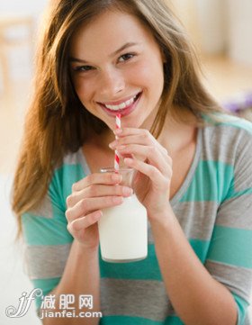 营养师解答喝脱脂牛奶是否真的能减肥