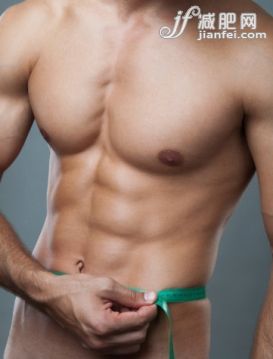 人,生活方式,测量工具,室内,毛巾_160392877_muscular man measuring his waist_创意图片_Getty Images China 人,生活方式,测量工具,室内,毛巾_160392877_muscular man measuring his waist_创意图片_Getty Images China