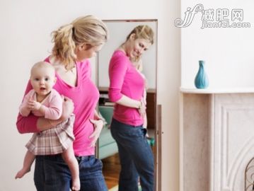 人,休闲装,镜子,室内,35岁到39岁_95495459_Mom and Baby_创意图片_Getty Images China