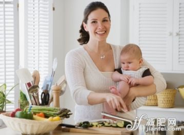主题,健康生活方式,概念,饮食,健康食物_75651249_Mother holding baby and cooking_创意图片_Getty Images China
