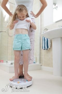 人,水槽,二件式睡衣,测量工具,室内_136997012_mother and daughter stoon on scales in bathroom_创意图片_Getty Images China
