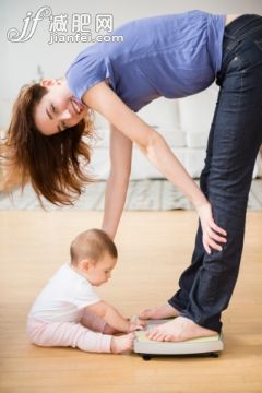 人,生活方式,室内,25岁到29岁,书_500047663_Mother with new baby standing on scale_创意图片_Getty Images China