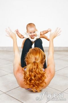 人,住宅内部,生活方式,室内,红发人_155420739_Working out with mom_创意图片_Getty Images China