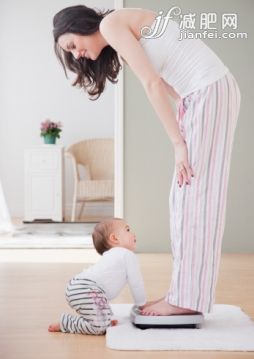 人,衣服,室内,快乐,秤_86049478_Mother weighing herself on scale_创意图片_Getty Images China