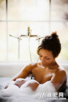 人,住宅内部,浴盆,水龙头,房屋_472175457_Bubble Bath_创意图片_Getty Images China