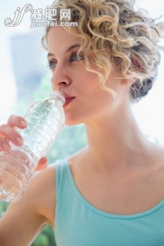 喝,水,健康生活方式,摄影,人_503879111_Young woman drinking water_创意图片_Getty Images China