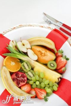 饮食,影棚拍摄,叉,盘子,切片食物_146374712_Fruit in life belt_创意图片_Getty Images China