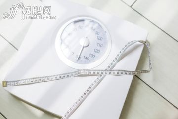 测量工具,数字,室内,地板,卷尺_511589299_Bathroom Scale And Measuring Tape_创意图片_Getty Images China
